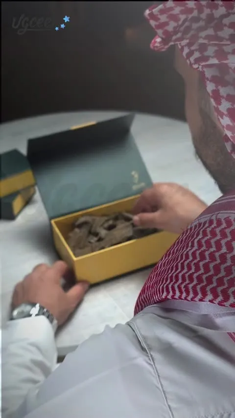 باقة عود وتبخير أمام الكاميرا