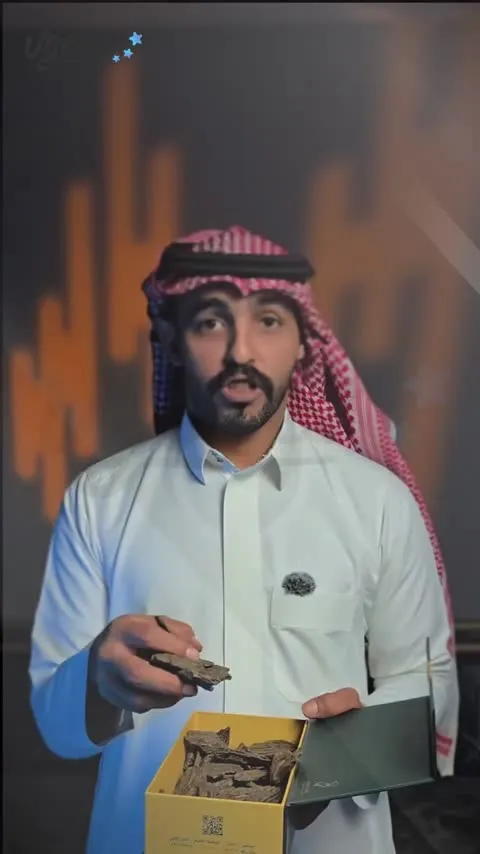 صانع يعرض باقة العود وسعرها