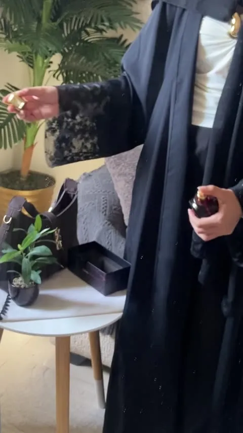 صانعة محتوى تصوّر فتح منتج عطر